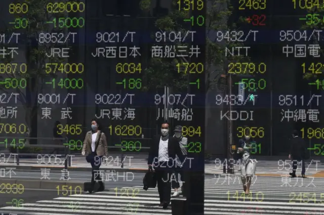 japonya borsa verileri ve cam yansıyan japonlar