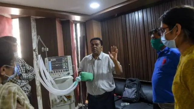 گجرات چیمپر آف کامرس اینڈ انڈسٹریز میں طبی عملے کو وینٹیلیٹرز استعمال کرنے کی تربیت دی جا رہی ہے