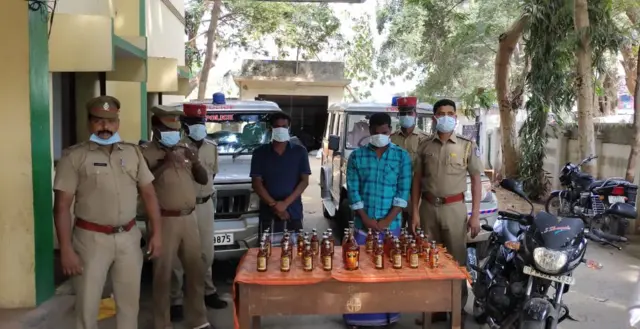 தமிழகத்தில் இருந்து புதுச்சேரிக்கு  மதுபானங்கள் கடத்தி வந்த இருவர் கைது