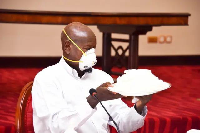 Yoweri Museveni dey measure di food pipo suppose chop