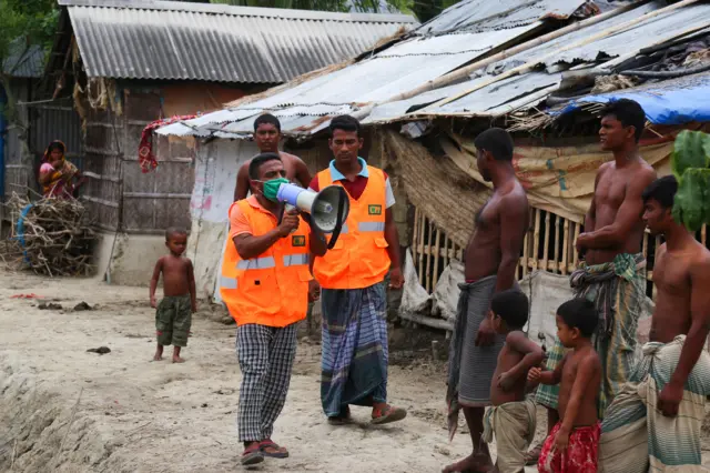 ঘূর্ণিঝড় প্রস্তুতি কর্মসূচির স্বেচ্ছাসেবকরা খুলনায় মাইকিং করছেন।