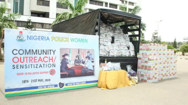 Nigeria female police officers go distribute di palliatives to di communities.