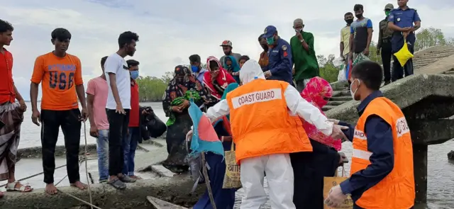 সাতক্ষীরার শ্যামনগরে মানুষজনকে নিরাপদ আশ্রয়ে সরিয়ে নেওয়ার কাজ চলছে।