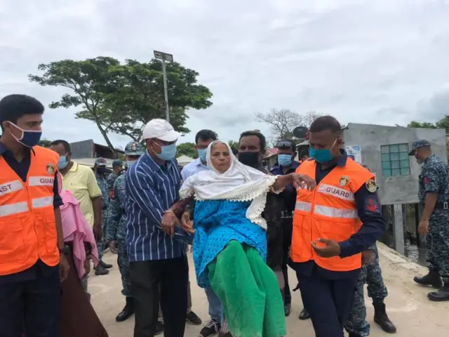 সাতক্ষীরার শ্যামনগর উপজেলায় আশ্রয়কেন্দ্রে নেয়া হচ্ছে