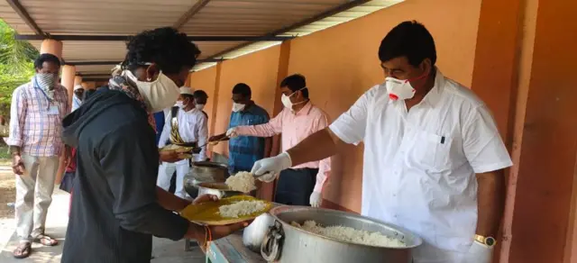 క్వారంటైన్ కేంద్రంలో మత్స్యకారులకు భోజనం వడ్డిస్తున్న మంత్రి కృష్ణదాస్