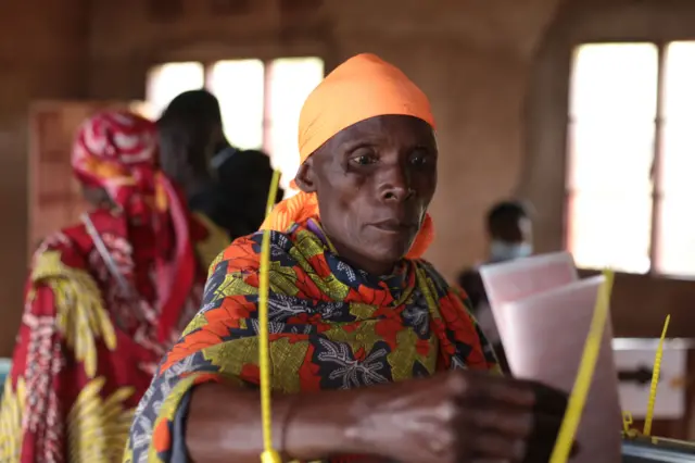 Umukenyezi ari gutora kw'ishure rya Giheta mu ntara ya Gitega