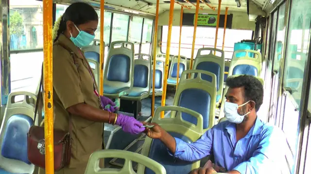 புதுச்சேரியில் பேருந்து சேவை தொடங்கியது