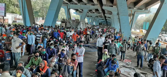 मुंबईतील वांद्रे रेल्वेस्थानकाबाहेर आजही अनेक स्थलांतरित मजूर गोळा झाले होते.