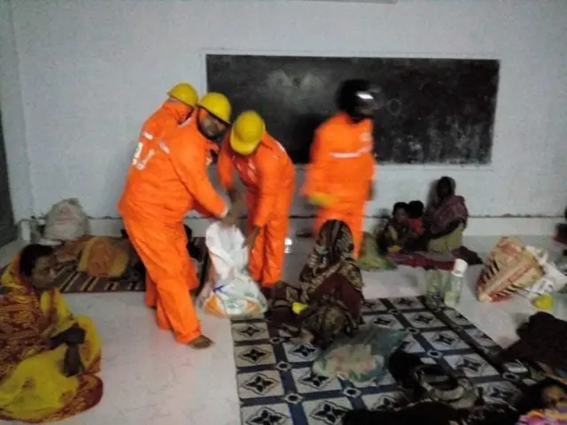 মোংলার একটি আশ্রয়শিবিরে খাদ্য বিতরণ করছেন স্বেচ্ছাসেবকেরা।