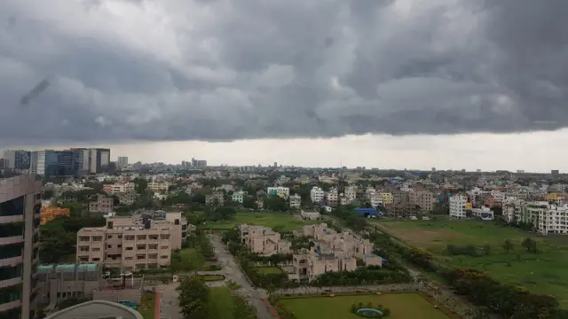 कोलकातामध्ये सकाळपासूनच असे ढग दाटून आले आहेत