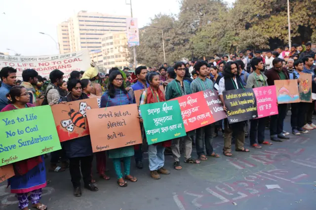 সুন্দরবন রক্ষার দাবিতে ঢাকায় একটি আন্দোলনের পুরোনো ছবি
