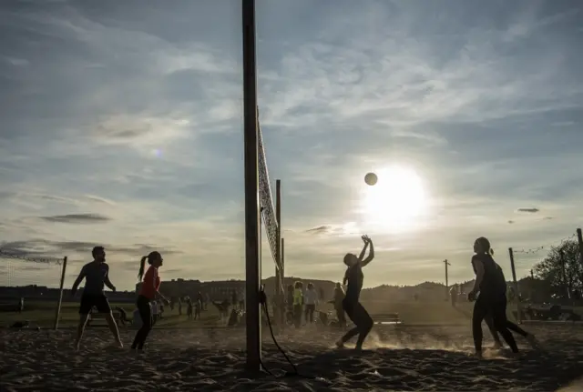 İsveç'in başkenti Stockholm'de parklarda sosyal mesafe gözetmeden plaj voleybolu oynanıyor