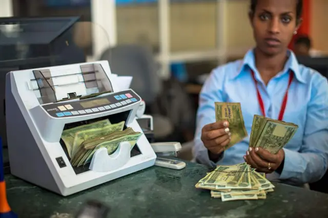 ገንዘብ ትቖጽር ዘላ ሰራሕተኛ ባንኪ