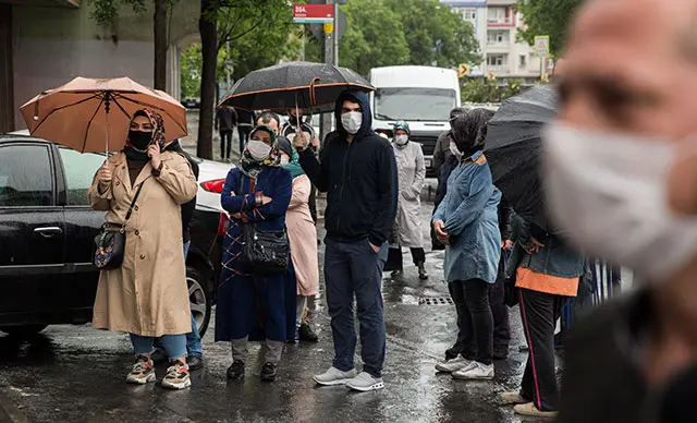 İstanbul Bağcılar'da seyahat izni için kaymakamlığa gelen 65 yaş üstü vatandaşlar uzun kuyruk oluşturdu