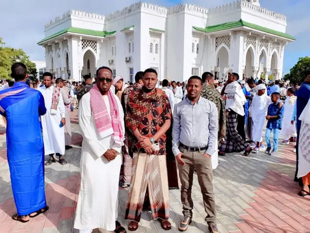 Masaajidda ayaa sidii caadiga ahayd lagu tukaday salaada Ciida iyadoo dadku ay garbaha isku hayeen inkastoo saraakiisha caafimaadku ku booriyeen dadweynaha inay kala fogaadaan intay socdaan dabaaldegyada ciida si looga fogaado faafitaanka Fayraska Korona.