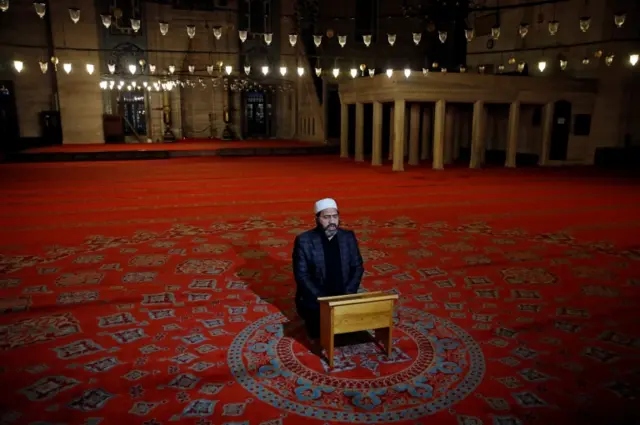 Süleymaniye Camii'nde müezzin kapalı kapılar ardından sabah ezanını okuduktan sonra Kur’an-ı Kerim tilaveti yaptı