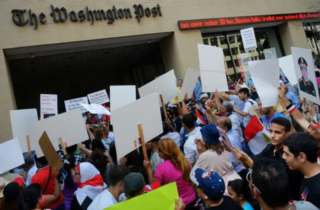 صوة أرشيفية لمؤيدين للرئيس المصري عبد الفتاح السيسي يتظاهرون قبل سنوات أمام مقر صحيفة واشنطن بوست في العاصمة الأمريكية
