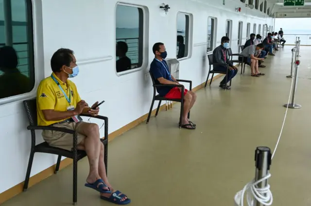 சிங்கப்பூரில் கொரோனா வைரஸால் பாதிக்கப்பட்டு அதிலிருந்து மீண்டு வந்த வெளிநாட்டு தொழிலாளர்கள் பலர் கப்பல்களில் தங்க வைக்கப்பட்டுள்ளனர்.