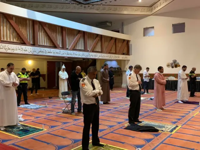 Mavi Cami'de (Blauwemoskee) salgınla mücadele edenlere teşekkür etmek için bayram namazı kılındı
