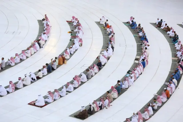Mekke'de namaz kılanlar
