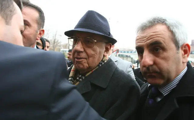 Eski Genelkurmay Başkanı İsmail Hakkı Karadayı (ortada)