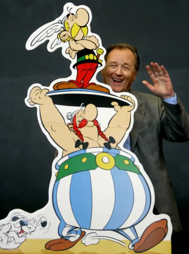 Alberto Uderzo karakterleriyle birlikte