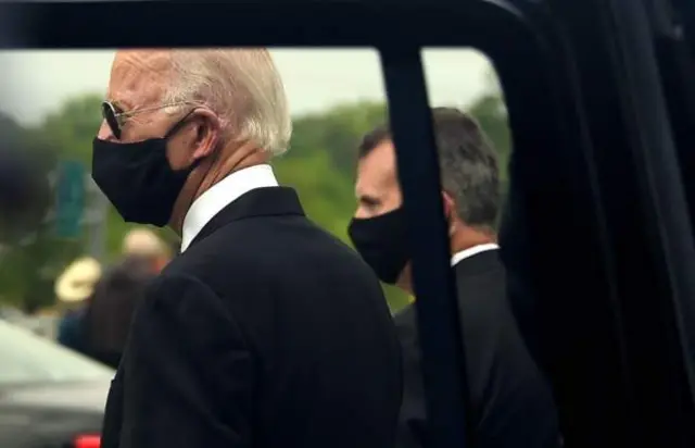 Joe Biden maske takarken
