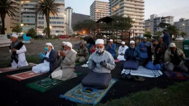 Muslims dey pray