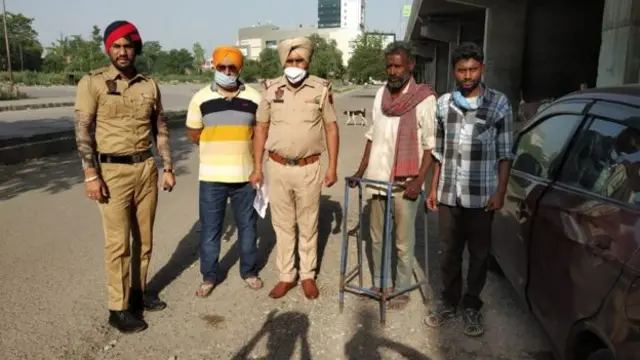 R Venkateshwarlu iyo sarkaalka booliska ee muuqaalka soo dhigay barta Tiktok