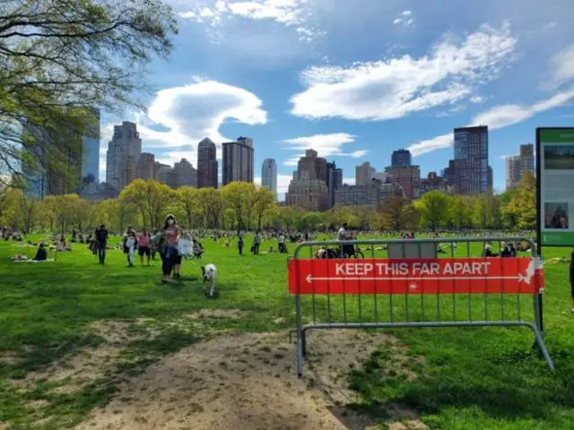Biển báo giãn cách xã hội được đặt tại Công viên Trung tâm (Central Park) ở New York