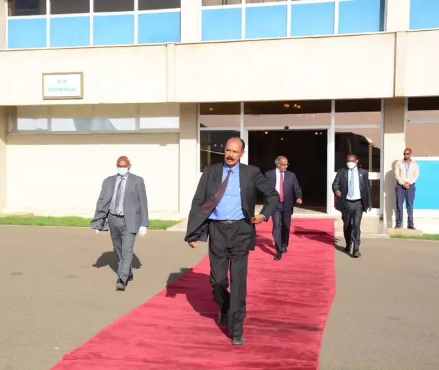 ፕሬዚዳንት ኢሳያስ አፈወርቂ ከባለሥልጣናት ጋር