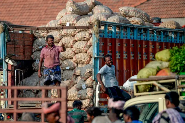 கோயம்பேடு சந்தையில் இருந்து பிற மாவட்டங்களுக்கு பரவிய கொரோனா தொற்று - என்ன நடந்தது