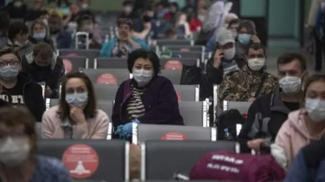 People wey siddon with mask on
