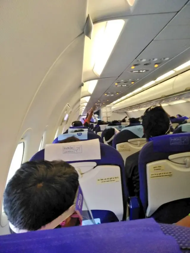 विमान में मज़दूर