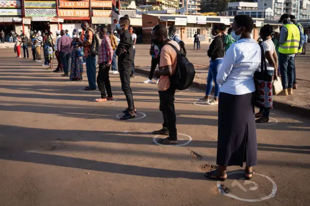 አካላዊ ርቀትን የጠበቀ ሰልፍ በሩዋንዳ