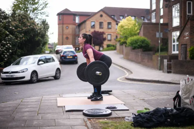 کراس فِٹر ایلینا ڈیمو اور پرسنل ٹرینر جیمز لونگ