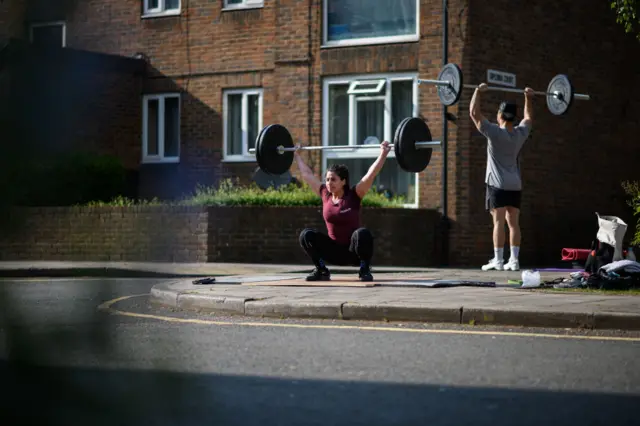 کراس فِٹر ایلینا ڈیمو اور پرسنل ٹرینر جیمز لونگ