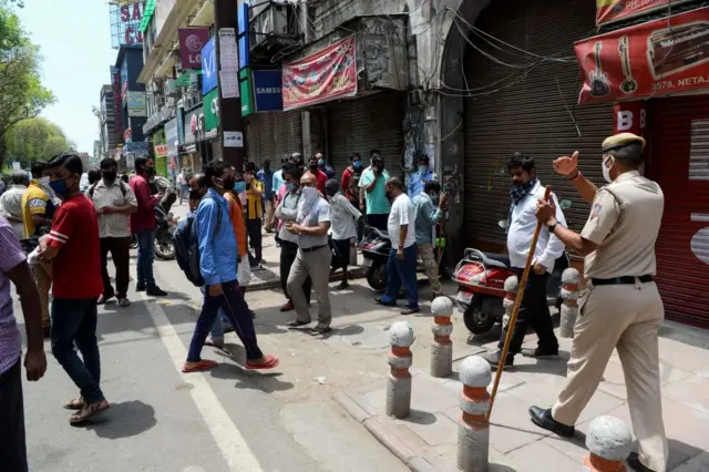 शराब की दुकान के सामने कतार