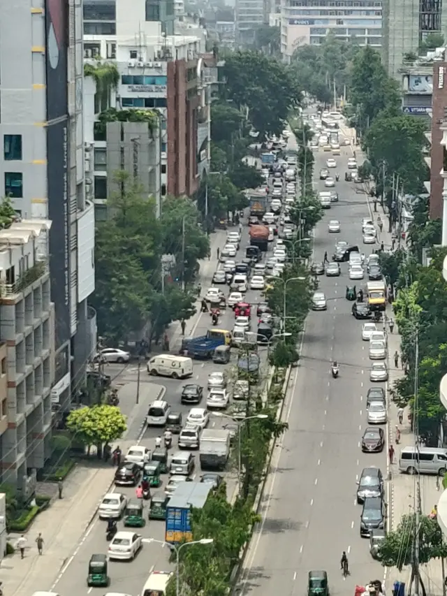 ঢাকায় গুলশান এভিনিউর একটি রাস্তার চিত্র এটি