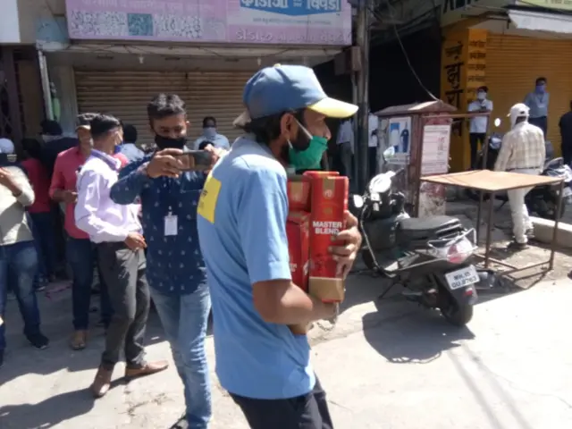 दारुच्या दुकानांसमोर लोकांनी गर्दी केली आहे.