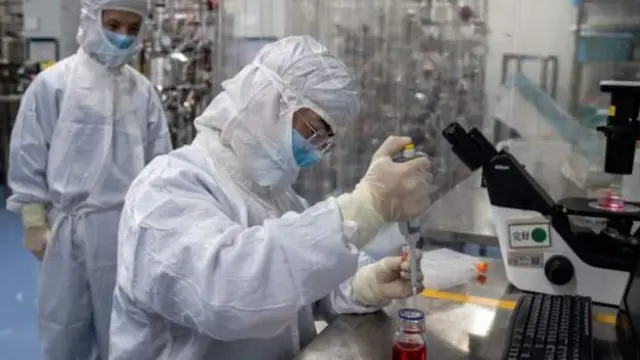 ተመራመርቲ ኣብ ላቦራቶሪ