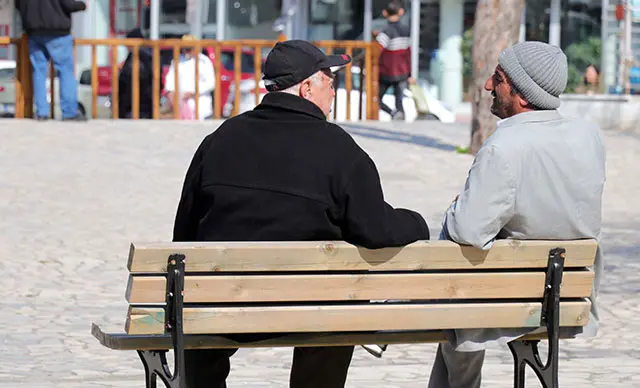 Bankta oturan iki yaşlı