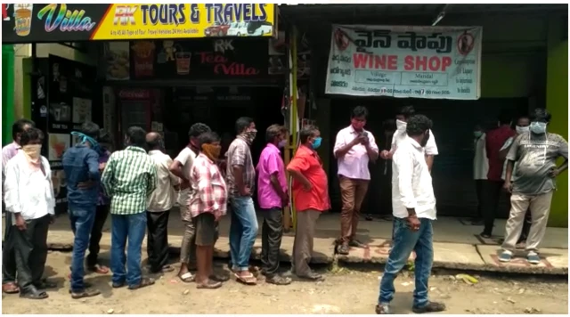 వైన్ షాపుల ముందు క్యూ