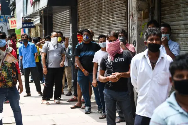 शराब की दुकान के सामने लगी कतार