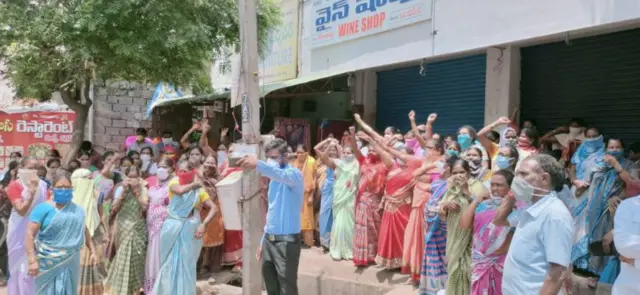 మహిళల ఆందోళన