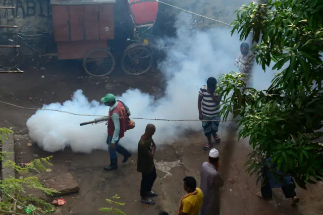 করোনাভাইরাস ছাড়াও যে ঝুঁকি:  ঢাকায় মশার ওষুধ ছিটাচ্ছেন সিটি কর্পোরেশনের একজন পরিচ্ছন্নতা কর্মী। বাংলাদেশের রোগতত্ত্ব, রোগ নিয়ন্ত্রণ ও গবেষণা ইন্সটিটিউট জানাচ্ছে, ৫ই মে পর্যন্ত গত ৩৫ দিনে ডেঙ্গু কিংবা ঐ রোগের উপসর্গ নিয়ে হাসপাতালে ভর্তি হয়েছিলেন মোট ২৯৮ জন রোগী। এদের মধ্যে দু’জন বাদে বাদবাকি সবাই সুস্থ হয়ে বাড়ি ফিরে গেছেন।  বাংলাদেশে ডেঙ্গুর মৌসুম শুরু হয়েছে। কিন্তু আপনার আশেপাশে কী সিটি কর্পোরশেনের ডেঙ্গু-বিরোধী তৎপরতা দেখতে পাচ্ছেন?