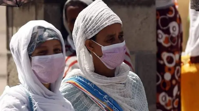 ማስክ ያደረጉ ሴቶች
