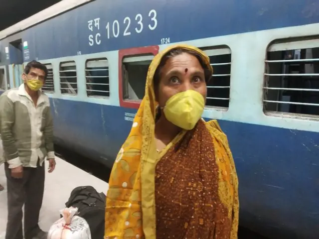 రైలు దగ్గర మహిళ