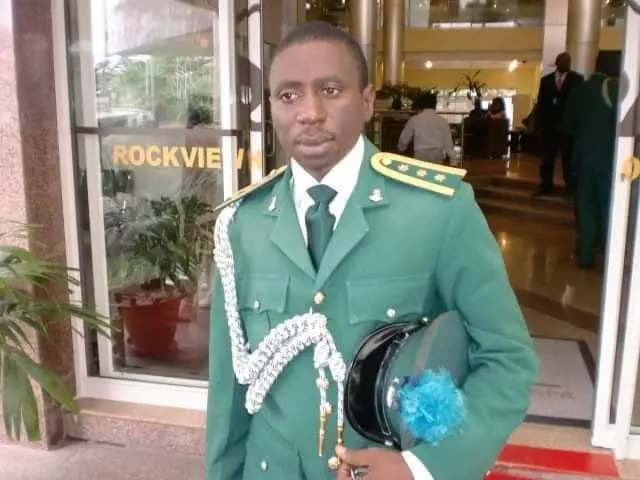 sabon sarkin mai shekara 40 a duniya yana aiki a matsayin sojin Najeriya mai mukamin Manjo.