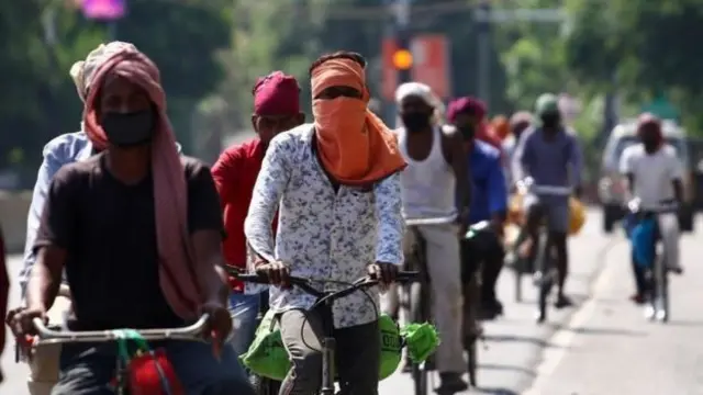 ਲੋਕ ਸਾਈਕਲ ’ਤੇ ਜਾਂਦੇ ਹੋਏ